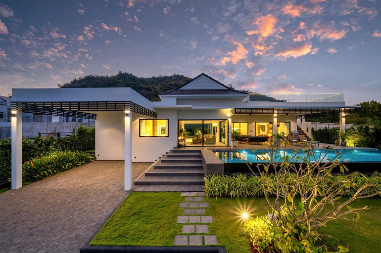 Exterior & Views