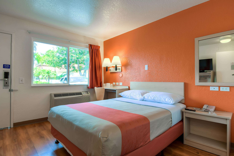 Bedroom 3, Motel 6 Westminster South - Long Beach, Orange