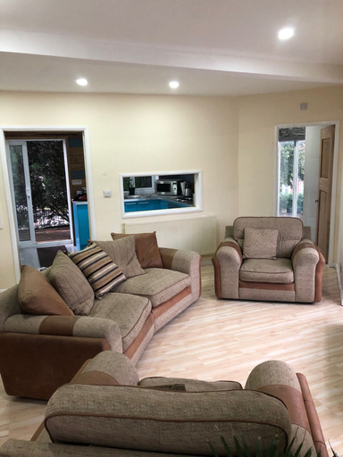 Living area 2, Retro and Quirky 3 Bedroom Apartment, Birmingham