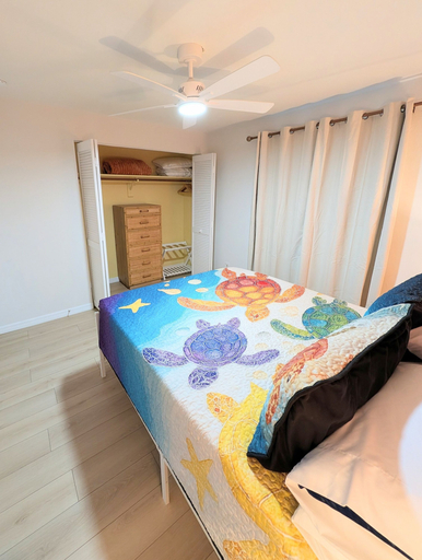 Room 5, Retro Coastal Fort Myers Retreat Spa Fire Pit, Lee