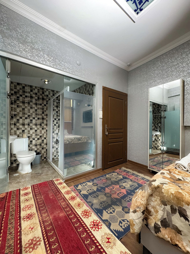 Bathroom 5, The New Season Apart, Fatih