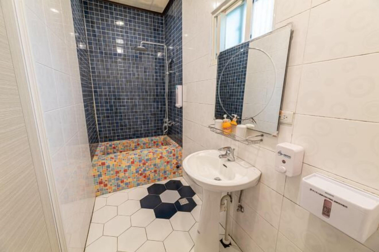 Bathroom 2, Happiness YES Hostel, Yilan
