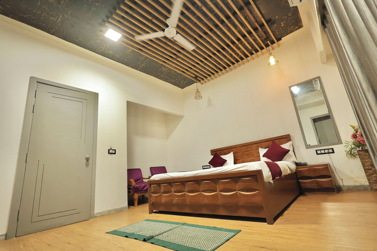 Room 4, OnlyStay Kirpalu Dham - Opp. Prem Mandir, Vrindavan, Mathura