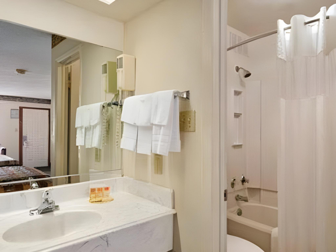 Bathroom 3, Days Inn & Suites by Wyndham Marshall, Harrison