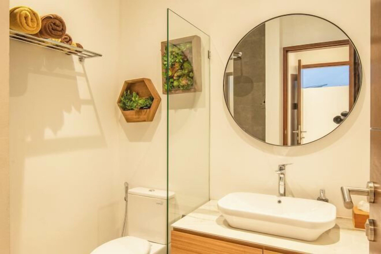 Room 3, Marvelous 6Br 2 Mins to Beach, Badung