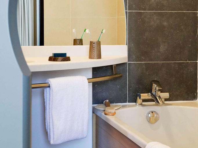 Bathroom 4, Aparthotel Adagio Bordeaux Gambetta, Gironde