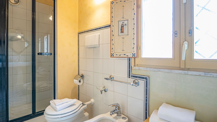 Bathroom, Charme and View in the Heart of Rome, Rome