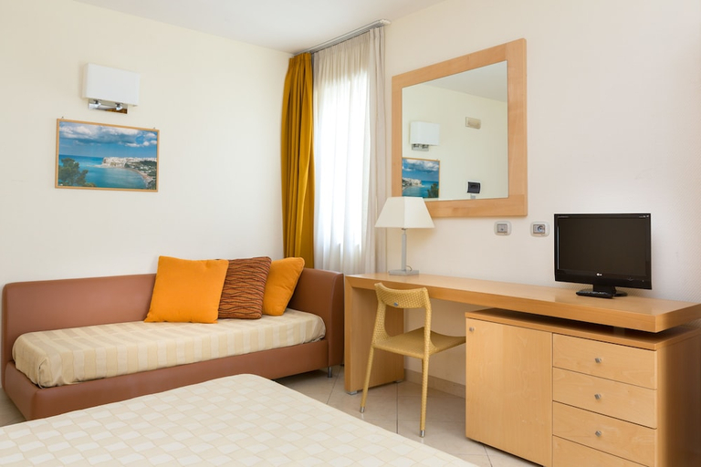 Bedroom 3, Valtur Baia del Gusmay Beach Resort, Foggia