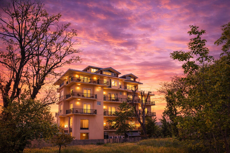 Exterior & Views