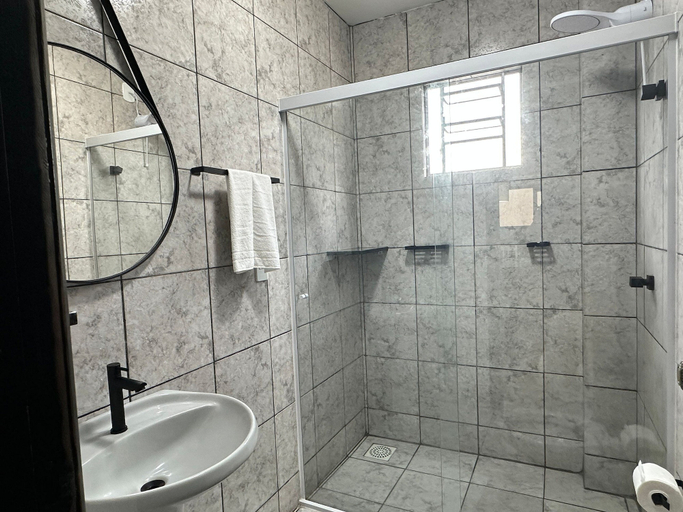 Bathroom 3, Ancoragem, Bombinhas