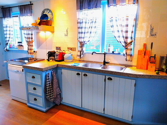 Others 2, Comfy Holiday Home with Fenced Courtyard in Edam near Center, Edam-Volendam