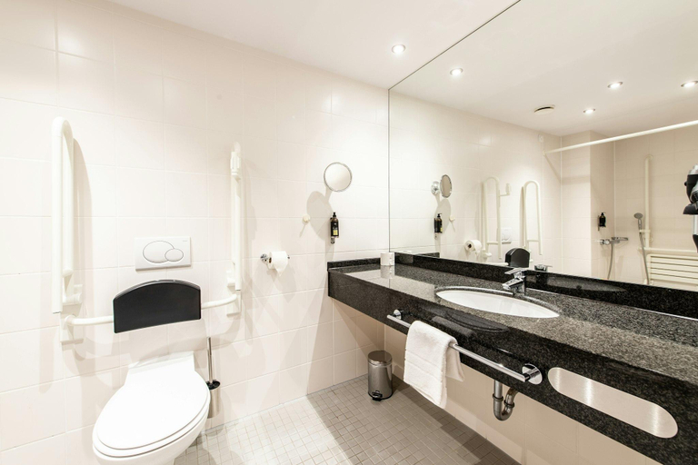 Bathroom 4, Premier Inn Braunschweig City Centre, Braunschweig