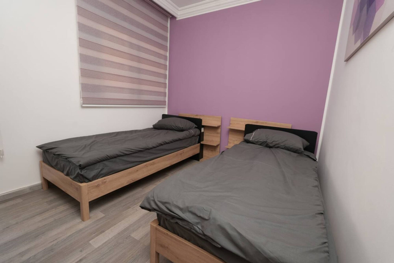 Room 5, The Purple Apartment Badaro 3 Bdrm 24 7 Electric, Beirut