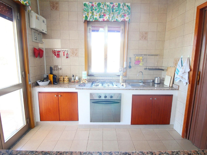 Private kitchen 2, Fabulous Child-friendly Villa in Syracuse, Syracuse