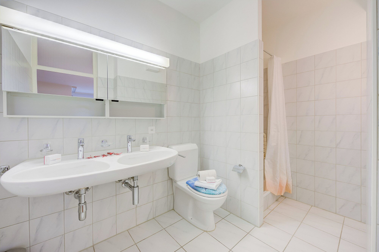 Bathroom 2, Locarno Place, Locarno