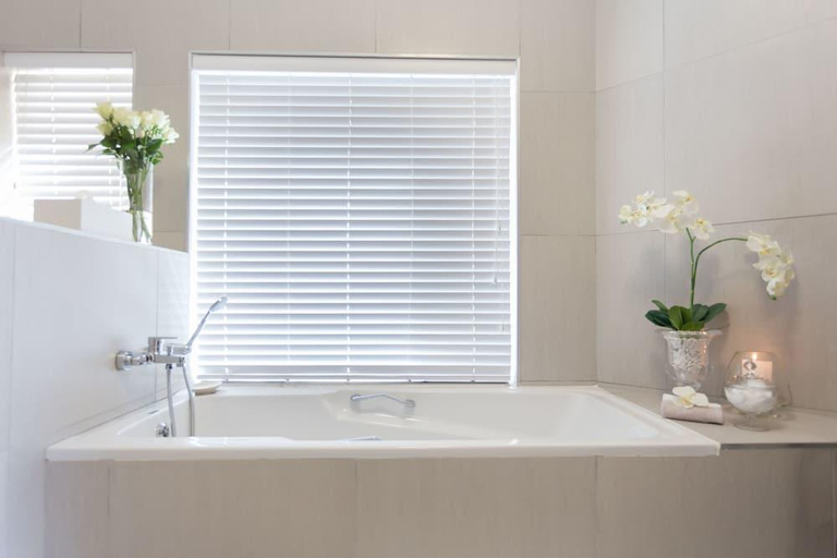 Bathroom 4, Ocean Watch Guesthouse, Eden