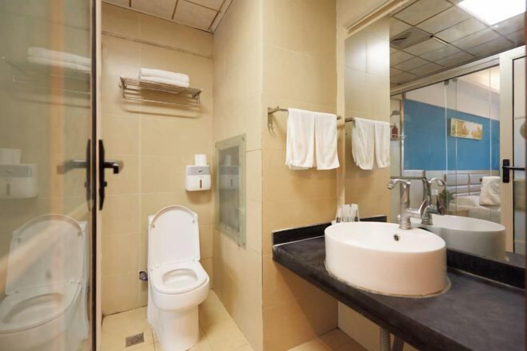 Bathroom, Forest Coast Hotel Chain (Railway Station Zhucheng Hotel), Bengbu