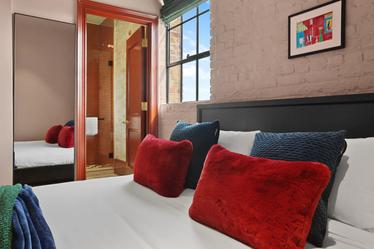 Room 4, The Gisele: 4br/3ba for 8 Pool + Streetcar Stop, Orleans
