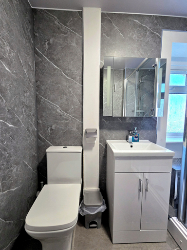 Bathroom 5, Bright and Cozy Home Near Hampden Park, Glasgow