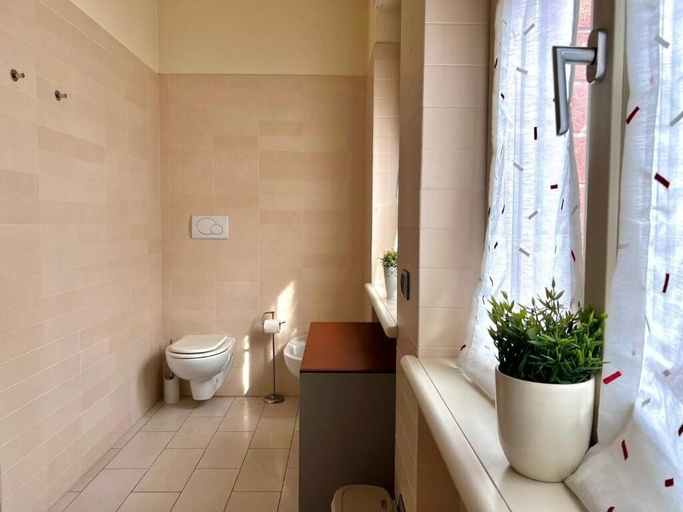 Bathroom 5, Bergamoinhouse airport, Bergamo