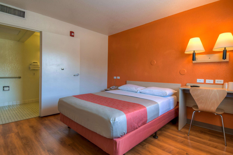 Bedroom 2, Motel 6 Riverside West - Jurupa Valley, Riverside