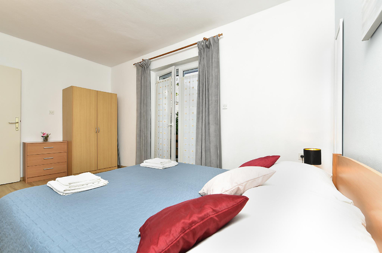 Bedroom 2, Spacious apartment with garden, Poreč