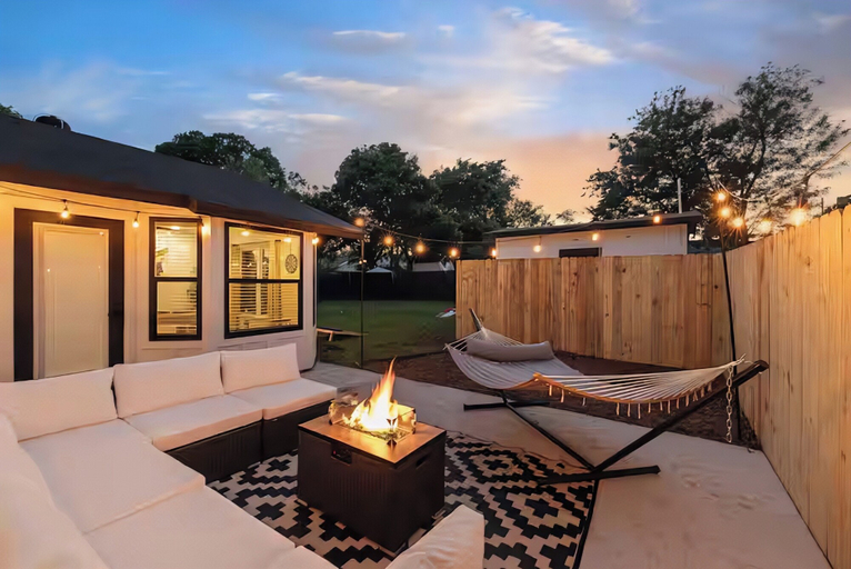 Terrace/patio, Minutes to Downtown -Fire Pit Pool, Travis