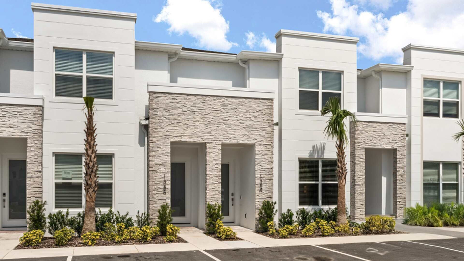 Interior 3, Upstay Pristine 3BR Home With Private Pool & BBQ, Lake
