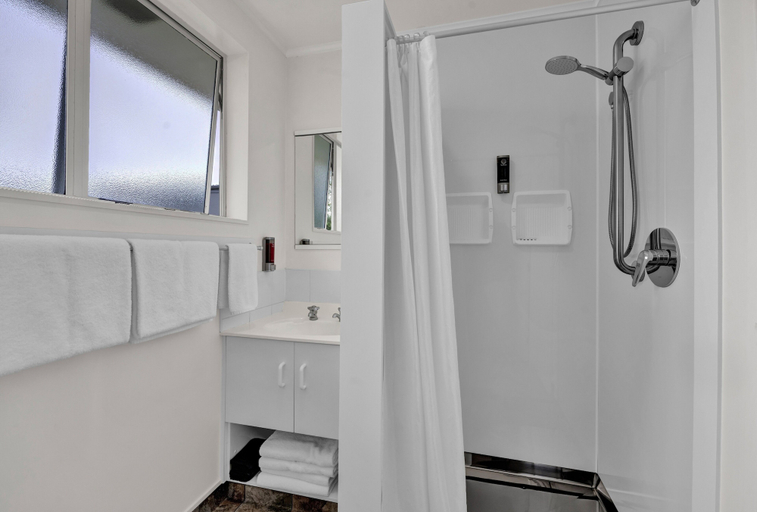 Bathroom 4, Avon Motel, South Taranaki