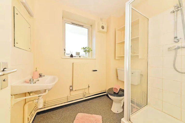 Bathroom 4, Students Only St. Andrews Gardens, Sefton