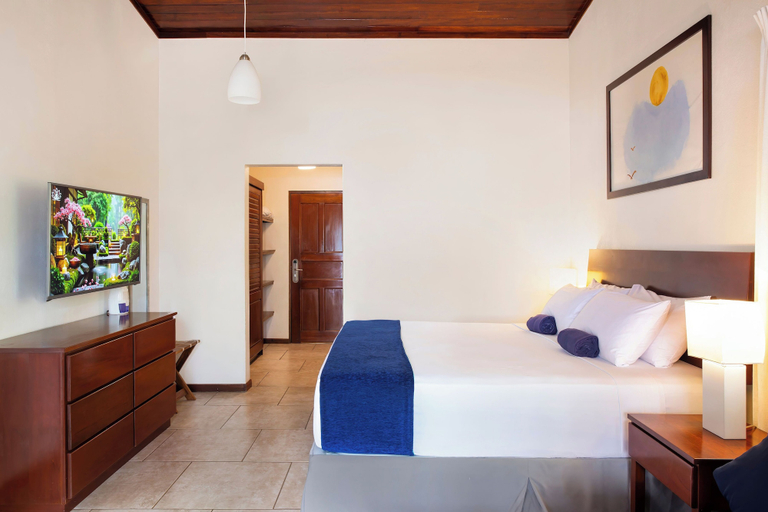 Bedroom 4, The Coast Beachfront Hotel, Santa Cruz