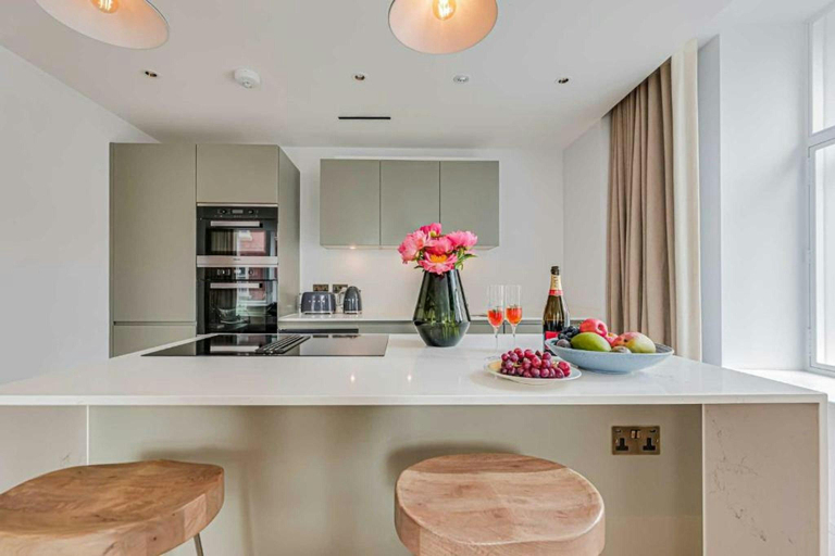 Food & Drinks 5, Westminster Apartments by DMONTRIO, London