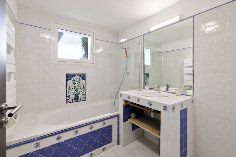 Bathroom 2, Villa Ongizatea, Pyrénées-Atlantiques