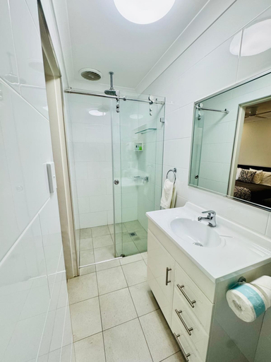 Bathroom 4, Ten Dollar Town Motel, Mid-Western Regional - Pt A