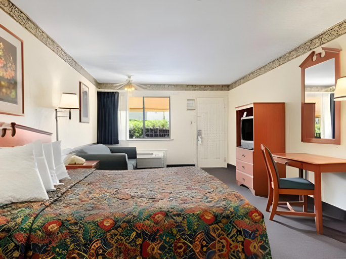 Bedroom 2, Days Inn & Suites by Wyndham Marshall, Harrison