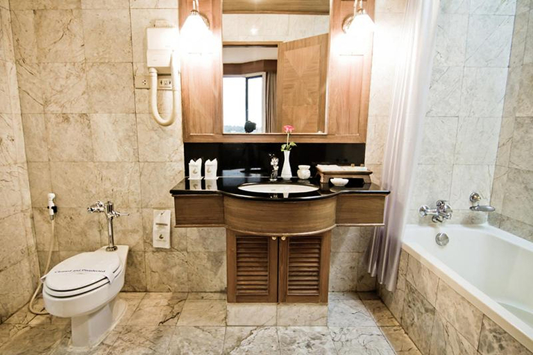 Bathroom 4, Laithong Hotel Ubon Ratchathani, Muang Ubon Ratchatani