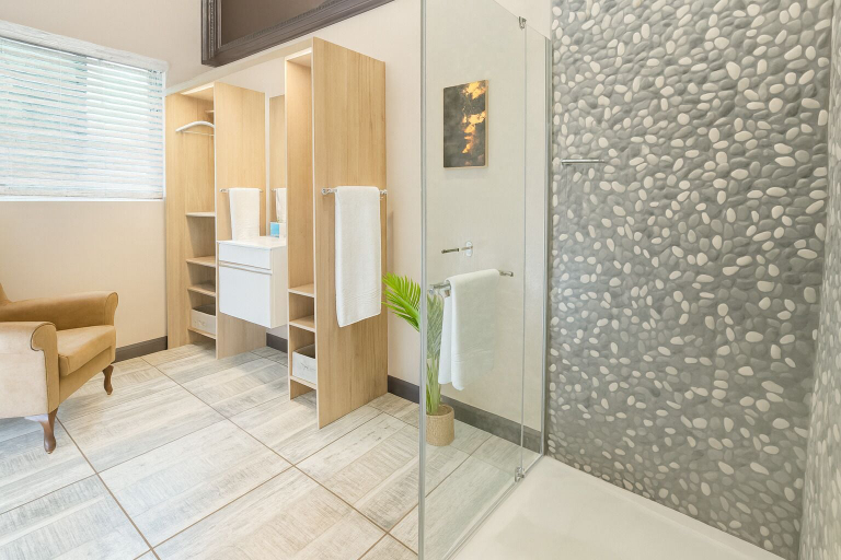 Bathroom 3, Echo Mountain Inn, Waterberg