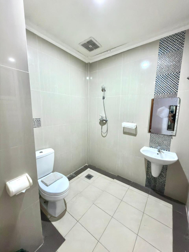 Bathroom 5, Famora Stay Kuta Bali, Badung