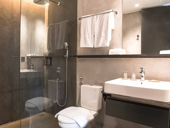 Bathroom 5, Maisola by ARTOTEL Semarang, Semarang