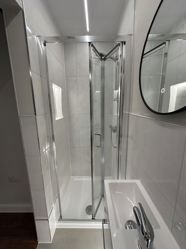 Bathroom 5, Contractors Guest House, Buckinghamshire
