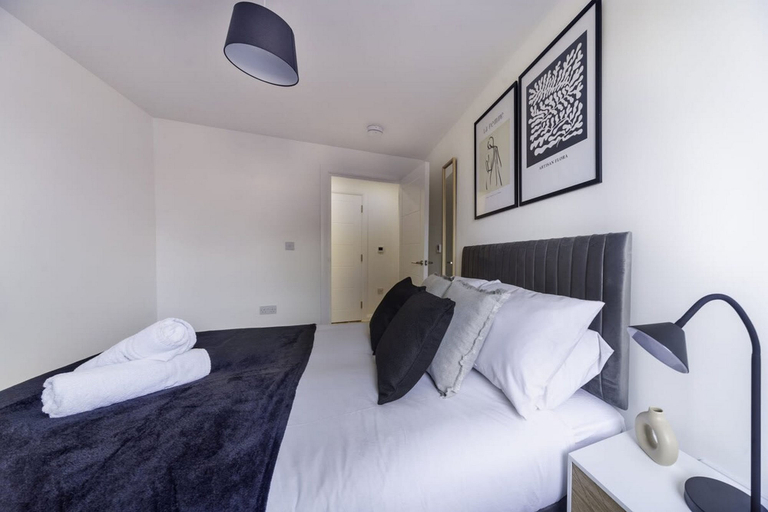 Room 5, Stylish & Modern Flat 2 Min Walk To Ashford Outlet, Kent