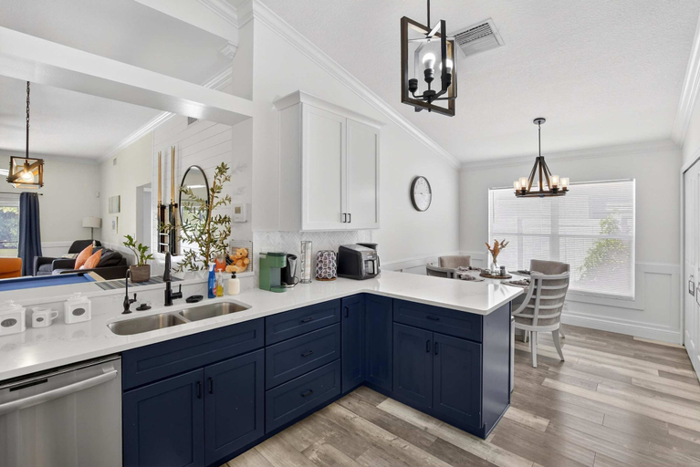 Private kitchen, Lakefront 4-bedroom Home With Pool, Hillsborough