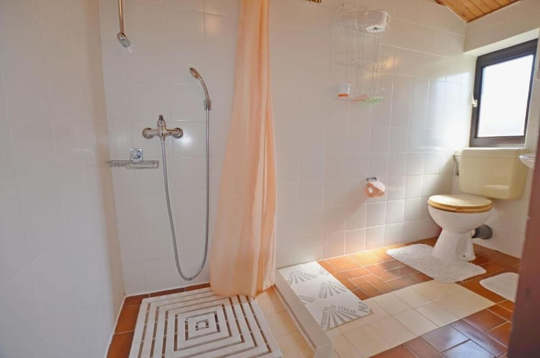 Bathroom 5, Apartments and Rooms Viktorija, Medulin