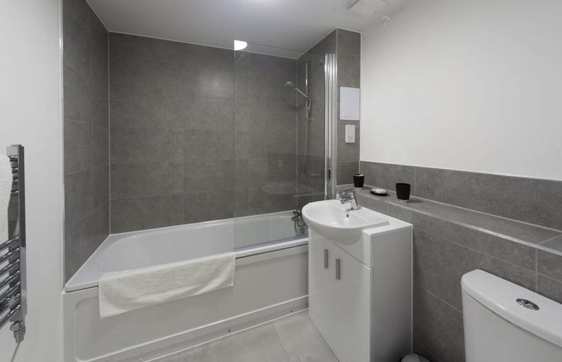 Bathroom 3, Stylish & Modern Flat 2 Min Walk To Ashford Outlet, Kent