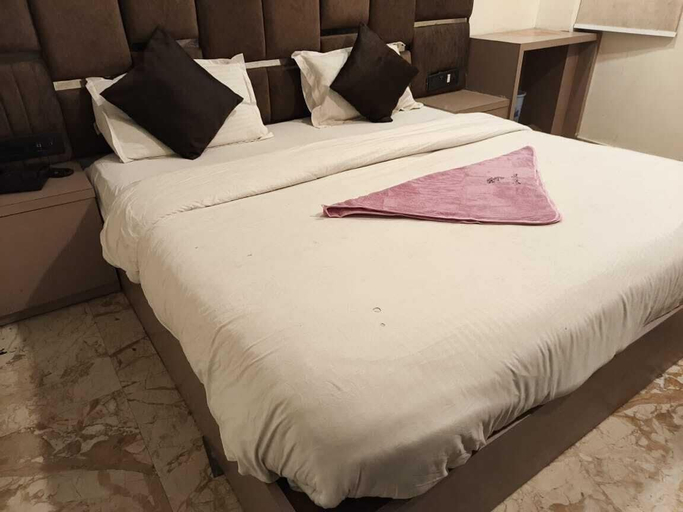Room 4, Hotel Royal Castle, Kanpur Nagar
