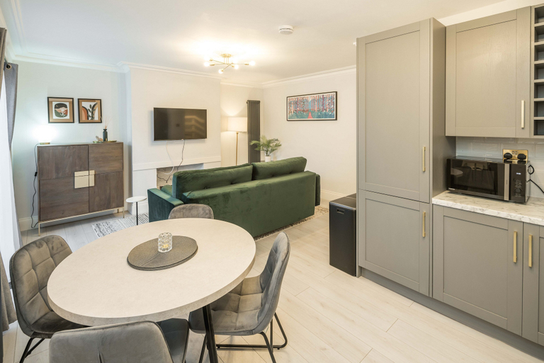 Dining room 2, Spacious 1Br Flat In Wanstead: Garden & Comfort, London