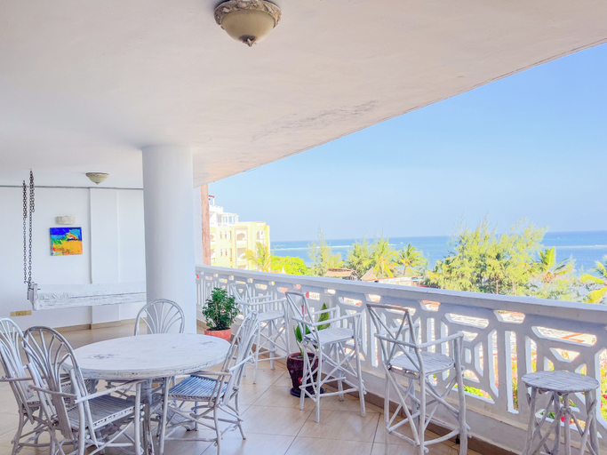 Outdoor dining 3, Pumziko Beachfront Apartments, Kisauni