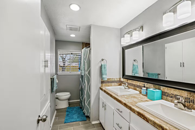 Bathroom 2, Coastal Comfort Retreat Near Beach, Nueces