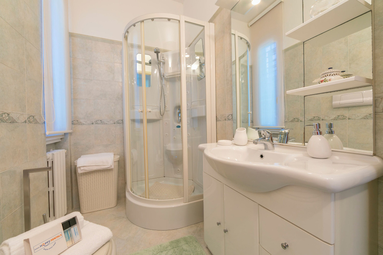 Bathroom 3, Maison Fleurie Apartments, Brescia