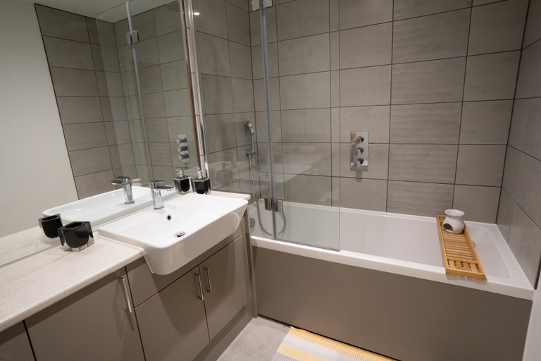 Bathroom 2, Surrey Hills Escape: Riverside Walks & Quick Links, Surrey